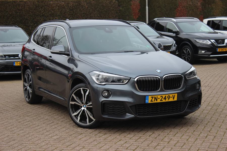 BMW X1 sDrive18i Executive Ed. M Sport / Trekhaak / Camera / Head-up / Alcantara / Navigatie / Sportstoelen / Getint glas / Cruise Control