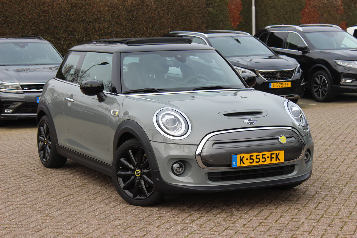 MINI Mini Electric Yours 33 kWh / SoH 95% / Full option! / Panoramadak / Camera / Head-up / Leder / Harman Kardon / Keyless / 17'' / CarPlay / Stoelverwarming / Matrix LED / DAB / Cruise Control