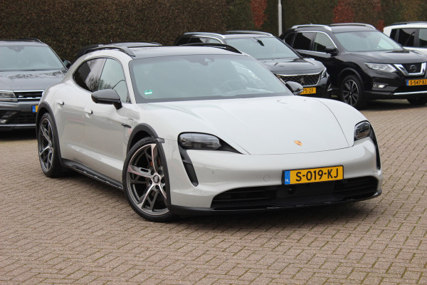 Porsche Taycan Cross Turismo 4 93 kWh 30.644 km! / SOH 94,1% / NL Auto! / NIEUWSTAAT! / Panoramadak / 360Camera / Passenger Display / Achterasbesturing / Matrix LED / 21'' / Adaptieve Stoelen / Luchtvering / Stoelventilatie / Dodehoek / Stu