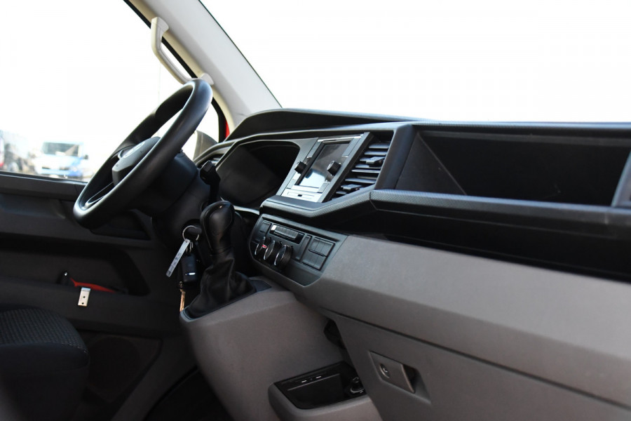 Volkswagen Transporter 2.0 TDI L2H1 30 DC PB Edition MARGE! Camera, Cruise, Carplay, 150pk, Trekhaak, Multimedia, Automaat, Sensoren, Uniek!