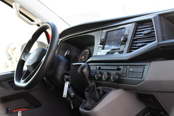 Volkswagen Transporter 2.0 TDI L2H1 30 DC PB Edition MARGE! Camera, Cruise, Carplay, 150pk, Trekhaak, Multimedia, Automaat, Sensoren, Uniek!