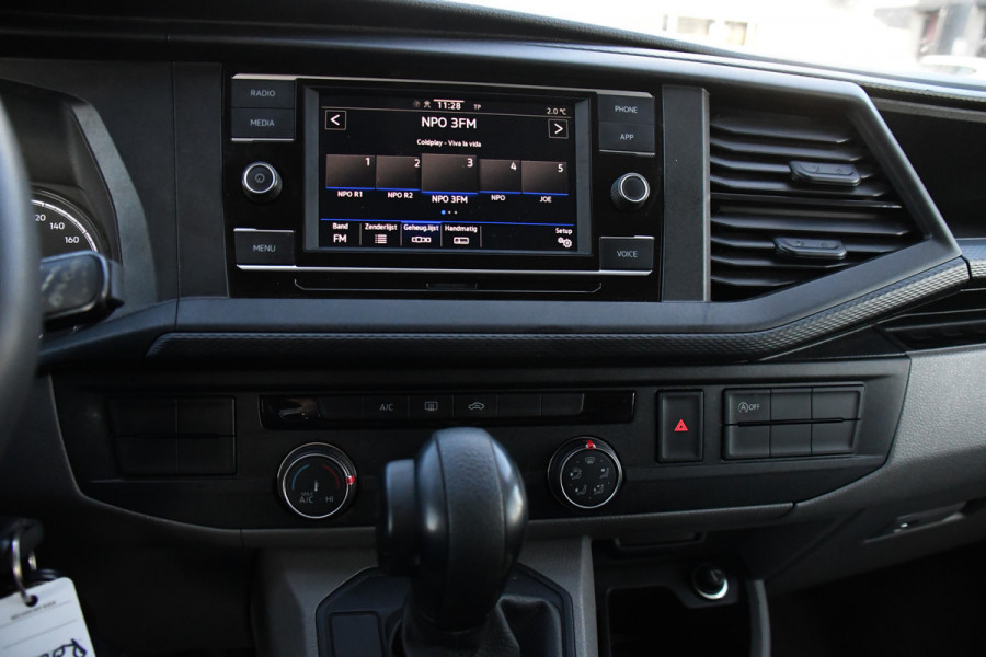 Volkswagen Transporter 2.0 TDI L2H1 30 DC PB Edition MARGE! Camera, Cruise, Carplay, 150pk, Trekhaak, Multimedia, Automaat, Sensoren, Uniek!