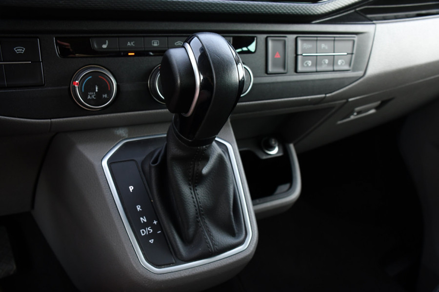 Volkswagen Transporter 2.0 TDI L2H1 30 DC Bulli Virtual, Carplay, Camera, LED, 150pk, 2 x Schuifdeur, Automaat, Trekhaak, Uniek!