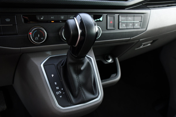 Volkswagen Transporter 2.0 TDI L2H1 30 DC Bulli Virtual, Carplay, Camera, LED, 150pk, 2 x Schuifdeur, Automaat, Trekhaak, Uniek!