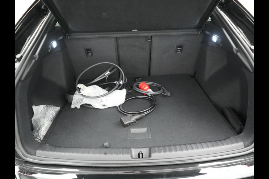 Audi Q4 Sportback e-tron 40 S edition 204pk Dealer O.H. | Panodak | Adaptive Cruise | Lederen Sportstoelen Verwarmd | Head Up | Matrix LED | Camera | Keyless | Sfeerverlichting | Apple Carplay | S Line Interieur |