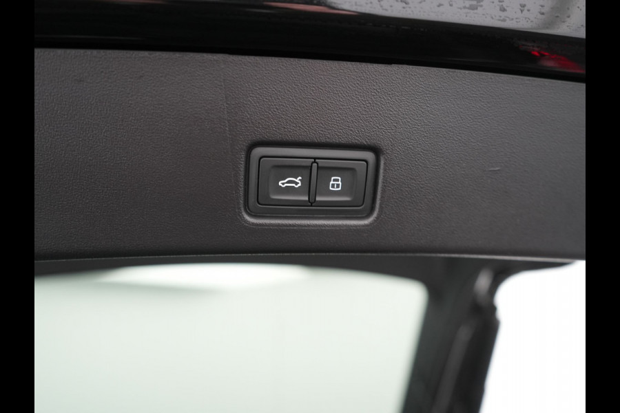 Audi Q4 Sportback e-tron 40 S edition 204pk Dealer O.H. | Panodak | Adaptive Cruise | Lederen Sportstoelen Verwarmd | Head Up | Matrix LED | Camera | Keyless | Sfeerverlichting | Apple Carplay | S Line Interieur |
