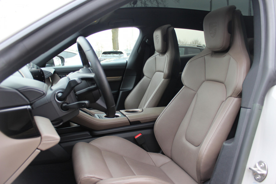 Porsche Taycan Cross Turismo 4 93 kWh 30.644 km! / SOH 94,1% / NL Auto! / NIEUWSTAAT! / Panoramadak / 360Camera / Passenger Display / Achterasbesturing / Matrix LED / 21'' / Adaptieve Stoelen / Luchtvering / Stoelventilatie / Dodehoek / Stu