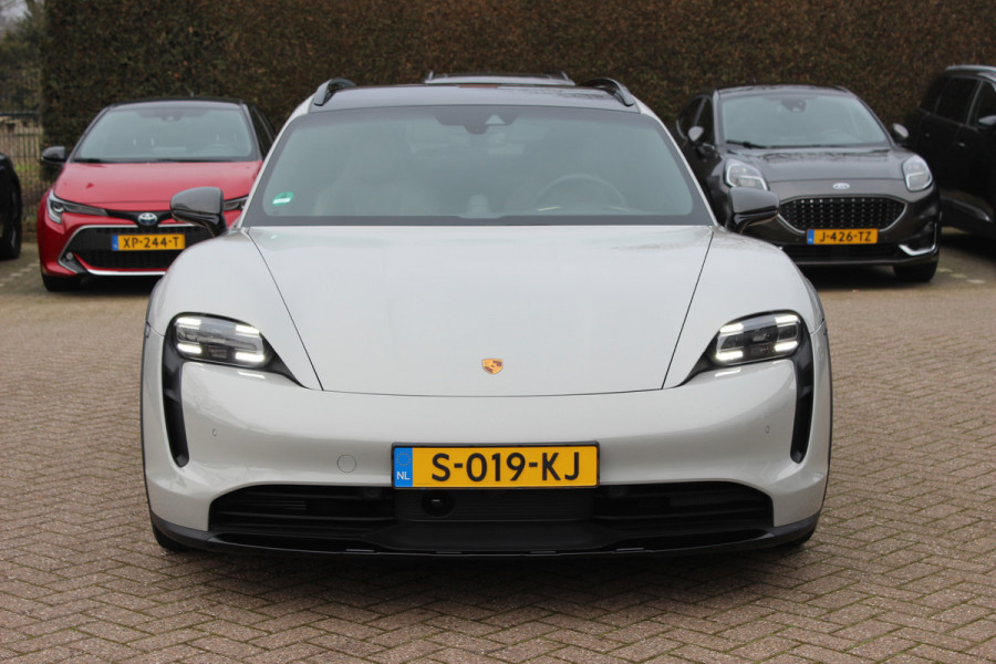 Porsche Taycan Cross Turismo 4 93 kWh 30.644 km! / SOH 94,1% / NL Auto! / NIEUWSTAAT! / Panoramadak / 360Camera / Passenger Display / Achterasbesturing / Matrix LED / 21'' / Adaptieve Stoelen / Luchtvering / Stoelventilatie / Dodehoek / Stu