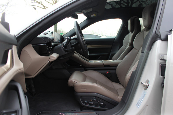 Porsche Taycan Cross Turismo 4 93 kWh 30.644 km! / SOH 94,1% / NL Auto! / NIEUWSTAAT! / Panoramadak / 360Camera / Passenger Display / Achterasbesturing / Matrix LED / 21'' / Adaptieve Stoelen / Luchtvering / Stoelventilatie / Dodehoek / Stu