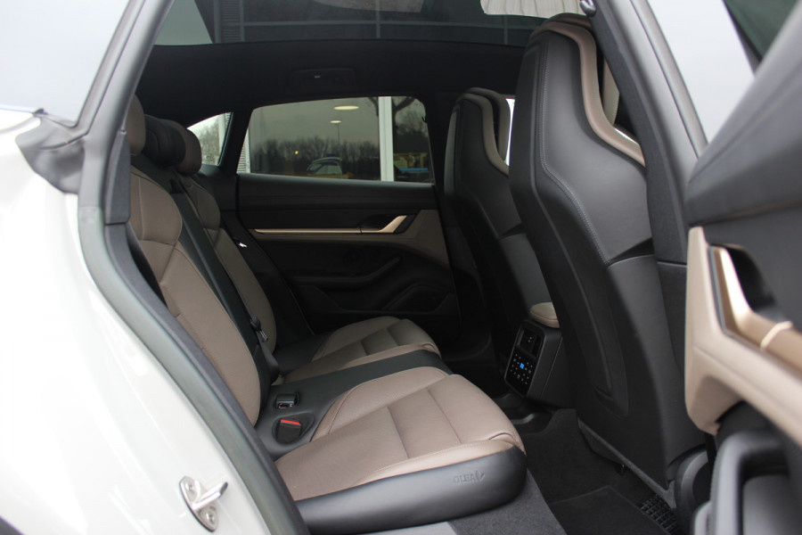 Porsche Taycan Cross Turismo 4 93 kWh 30.644 km! / SOH 94,1% / NL Auto! / NIEUWSTAAT! / Panoramadak / 360Camera / Passenger Display / Achterasbesturing / Matrix LED / 21'' / Adaptieve Stoelen / Luchtvering / Stoelventilatie / Dodehoek / Stu