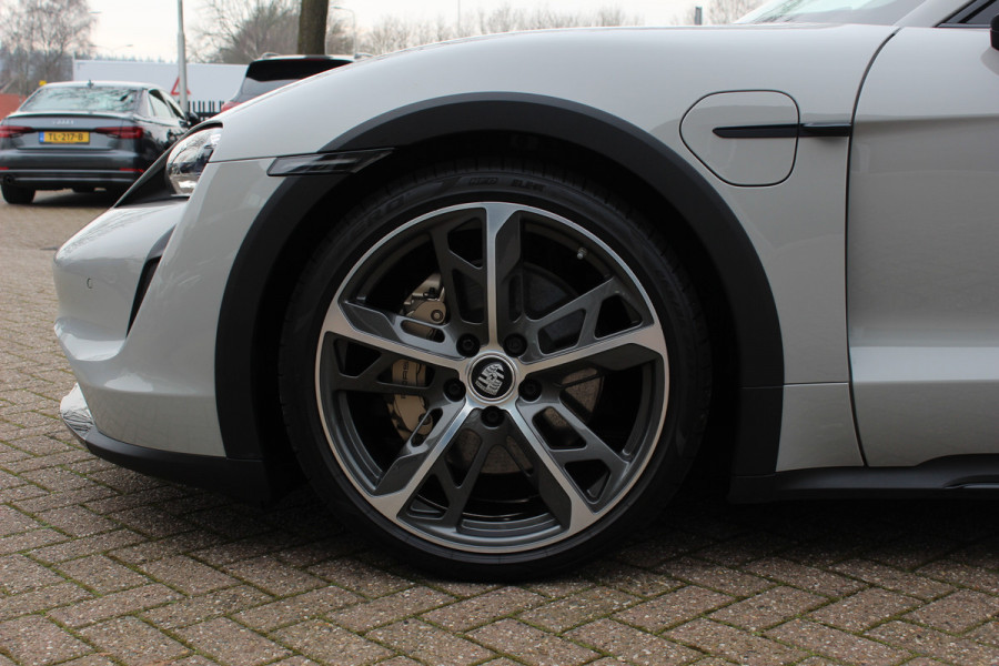 Porsche Taycan Cross Turismo 4 93 kWh 30.644 km! / SOH 94,1% / NL Auto! / NIEUWSTAAT! / Panoramadak / 360Camera / Passenger Display / Achterasbesturing / Matrix LED / 21'' / Adaptieve Stoelen / Luchtvering / Stoelventilatie / Dodehoek / Stu