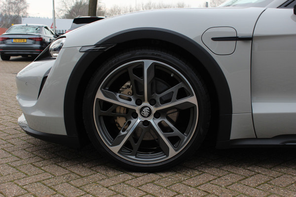 Porsche Taycan Cross Turismo 4 93 kWh 30.644 km! / SOH 94,1% / NL Auto! / NIEUWSTAAT! / Panoramadak / 360Camera / Passenger Display / Achterasbesturing / Matrix LED / 21'' / Adaptieve Stoelen / Luchtvering / Stoelventilatie / Dodehoek / Stu
