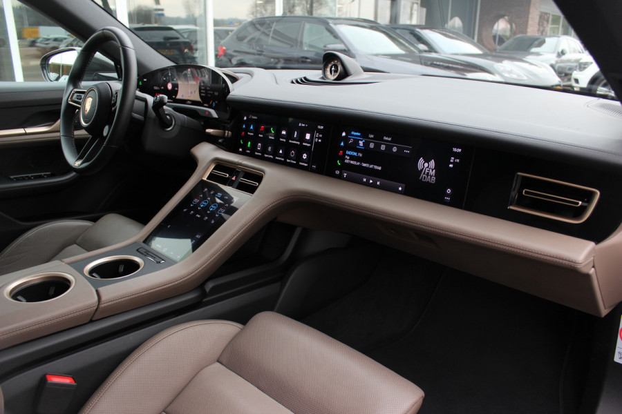 Porsche Taycan Cross Turismo 4 93 kWh 30.644 km! / SOH 94,1% / NL Auto! / NIEUWSTAAT! / Panoramadak / 360Camera / Passenger Display / Achterasbesturing / Matrix LED / 21'' / Adaptieve Stoelen / Luchtvering / Stoelventilatie / Dodehoek / Stu