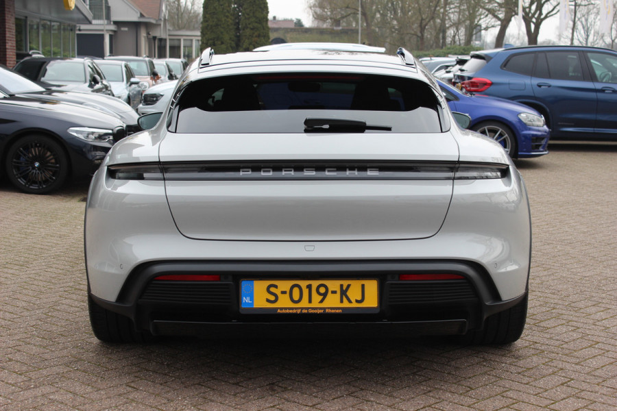 Porsche Taycan Cross Turismo 4 93 kWh 30.644 km! / SOH 94,1% / NL Auto! / NIEUWSTAAT! / Panoramadak / 360Camera / Passenger Display / Achterasbesturing / Matrix LED / 21'' / Adaptieve Stoelen / Luchtvering / Stoelventilatie / Dodehoek / Stu