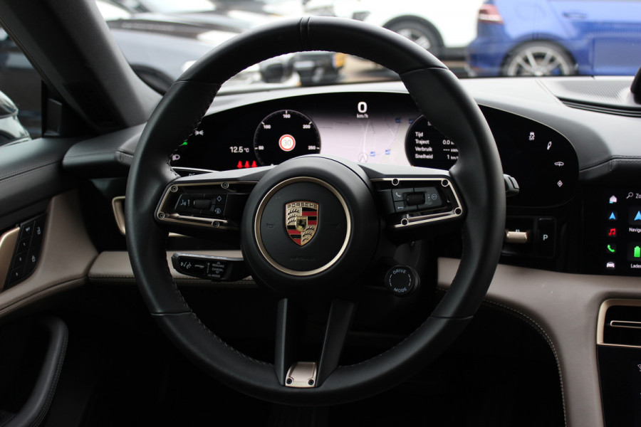 Porsche Taycan Cross Turismo 4 93 kWh 30.644 km! / SOH 94,1% / NL Auto! / NIEUWSTAAT! / Panoramadak / 360Camera / Passenger Display / Achterasbesturing / Matrix LED / 21'' / Adaptieve Stoelen / Luchtvering / Stoelventilatie / Dodehoek / Stu