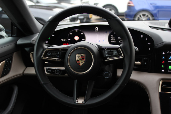 Porsche Taycan Cross Turismo 4 93 kWh 30.644 km! / SOH 94,1% / NL Auto! / NIEUWSTAAT! / Panoramadak / 360Camera / Passenger Display / Achterasbesturing / Matrix LED / 21'' / Adaptieve Stoelen / Luchtvering / Stoelventilatie / Dodehoek / Stu