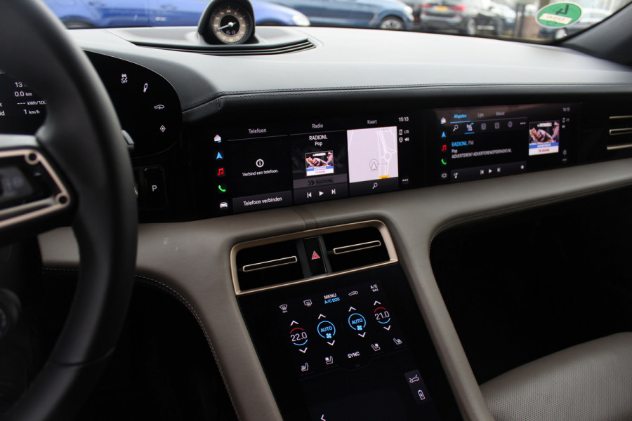 Porsche Taycan Cross Turismo 4 93 kWh 30.644 km! / SOH 94,1% / NL Auto! / NIEUWSTAAT! / Panoramadak / 360Camera / Passenger Display / Achterasbesturing / Matrix LED / 21'' / Adaptieve Stoelen / Luchtvering / Stoelventilatie / Dodehoek / Stu