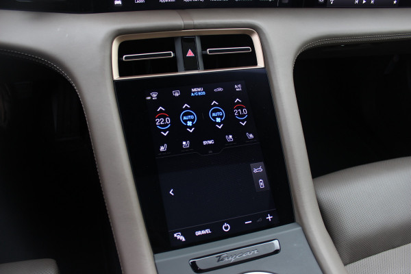 Porsche Taycan Cross Turismo 4 93 kWh 30.644 km! / SOH 94,1% / NL Auto! / NIEUWSTAAT! / Panoramadak / 360Camera / Passenger Display / Achterasbesturing / Matrix LED / 21'' / Adaptieve Stoelen / Luchtvering / Stoelventilatie / Dodehoek / Stu