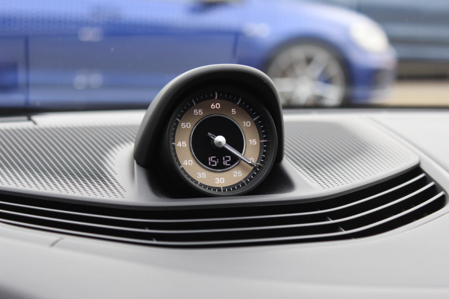 Porsche Taycan Cross Turismo 4 93 kWh 30.644 km! / SOH 94,1% / NL Auto! / NIEUWSTAAT! / Panoramadak / 360Camera / Passenger Display / Achterasbesturing / Matrix LED / 21'' / Adaptieve Stoelen / Luchtvering / Stoelventilatie / Dodehoek / Stu