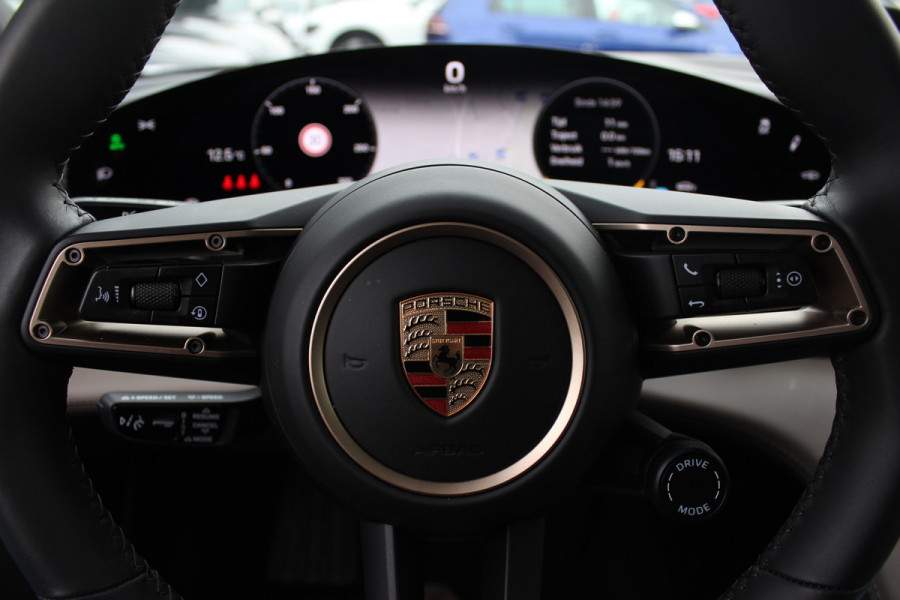 Porsche Taycan Cross Turismo 4 93 kWh 30.644 km! / SOH 94,1% / NL Auto! / NIEUWSTAAT! / Panoramadak / 360Camera / Passenger Display / Achterasbesturing / Matrix LED / 21'' / Adaptieve Stoelen / Luchtvering / Stoelventilatie / Dodehoek / Stu