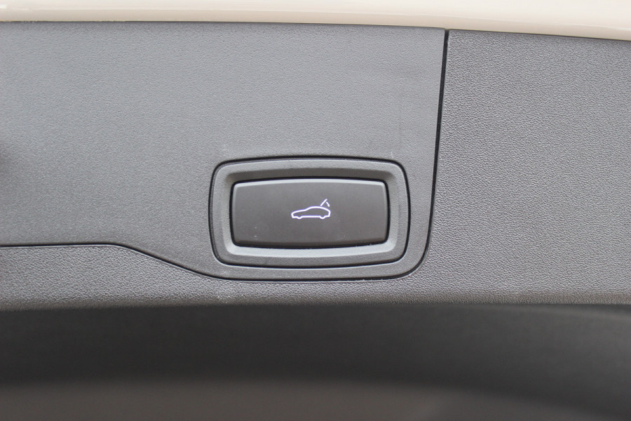 Porsche Taycan Cross Turismo 4 93 kWh 30.644 km! / SOH 94,1% / NL Auto! / NIEUWSTAAT! / Panoramadak / 360Camera / Passenger Display / Achterasbesturing / Matrix LED / 21'' / Adaptieve Stoelen / Luchtvering / Stoelventilatie / Dodehoek / Stu