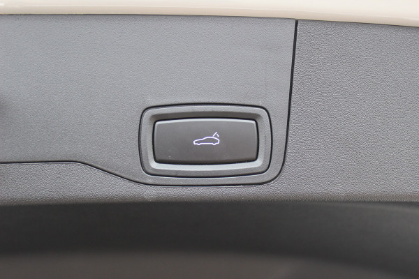 Porsche Taycan Cross Turismo 4 93 kWh 30.644 km! / SOH 94,1% / NL Auto! / NIEUWSTAAT! / Panoramadak / 360Camera / Passenger Display / Achterasbesturing / Matrix LED / 21'' / Adaptieve Stoelen / Luchtvering / Stoelventilatie / Dodehoek / Stu