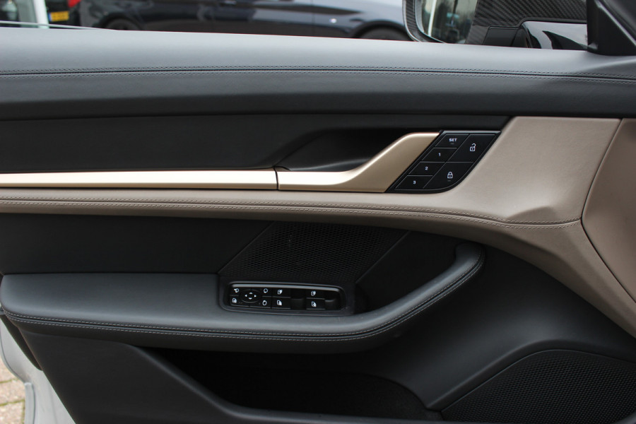 Porsche Taycan Cross Turismo 4 93 kWh 30.644 km! / SOH 94,1% / NL Auto! / NIEUWSTAAT! / Panoramadak / 360Camera / Passenger Display / Achterasbesturing / Matrix LED / 21'' / Adaptieve Stoelen / Luchtvering / Stoelventilatie / Dodehoek / Stu