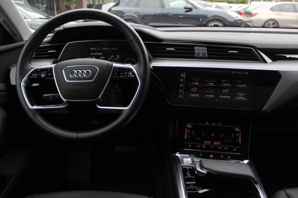 Audi e-tron 50 quattro Business edition Plus 71 kWh / SoH 92,9% / Panoramadak / Camera / Luchtvering / Intr.voorverwarming / Leder&Alcantara / 20'' / Navigatie / DAB / Stoelverwarming / ACC