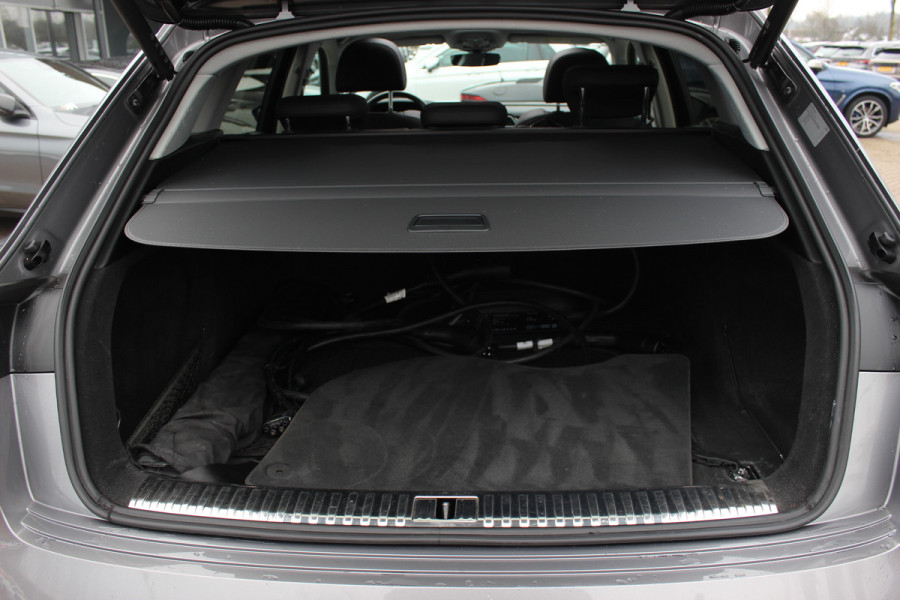 Audi e-tron 50 quattro Business edition Plus 71 kWh / SoH 92,9% / Panoramadak / Camera / Luchtvering / Intr.voorverwarming / Leder&Alcantara / 20'' / Navigatie / DAB / Stoelverwarming / ACC
