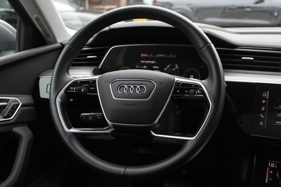 Audi e-tron 50 quattro Business edition Plus 71 kWh / SoH 92,9% / Panoramadak / Camera / Luchtvering / Intr.voorverwarming / Leder&Alcantara / 20'' / Navigatie / DAB / Stoelverwarming / ACC