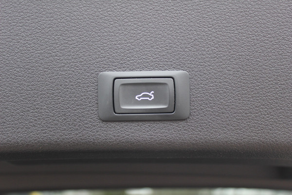 Audi e-tron 50 quattro Business edition Plus 71 kWh / SoH 92,9% / Panoramadak / Camera / Luchtvering / Intr.voorverwarming / Leder&Alcantara / 20'' / Navigatie / DAB / Stoelverwarming / ACC