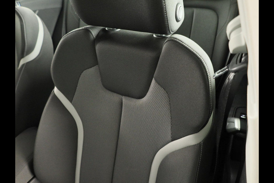 Audi Q2 35 TFSI Business Edition 150pk | S-tronic | Navigatie | Sportstoelen | Parkeersensoren achter | Virtual Cockpit | Stoelverwaming | 17 inch Lichtmetalen velgen |