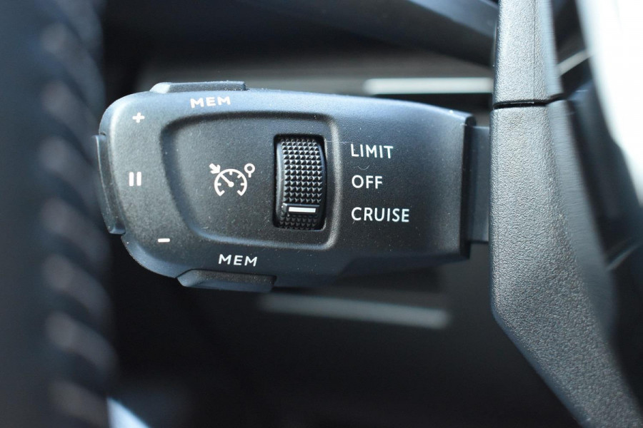 Peugeot 5008 1.2 PureTech 7 Persoons Navi Carplay Camera Trekhaak Dealer Onderhouden