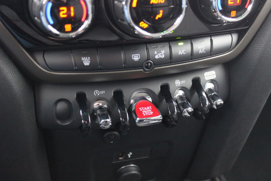 MINI Countryman 2.0 Cooper S ALL4 Classic / Trekhaak / Camera / Head-up / Keyless / 18'' / CarPlay / Stoelverwarming / DAB / Cruise Control