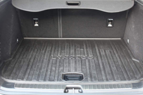 Lynk & Co 01 1.5-180pk AUTOMAAT ! Luxe hybride rijden voor een reëel bedrag ! Trekgewicht 1.800kg ! Autm. airco, navigatie, telefoonvoorb., metallic lak, LM wielen, elektr. panodak, camera 360gr., adaptieve cruise cntrl., LED verlichting, Apple carplay/Android auto etc etc