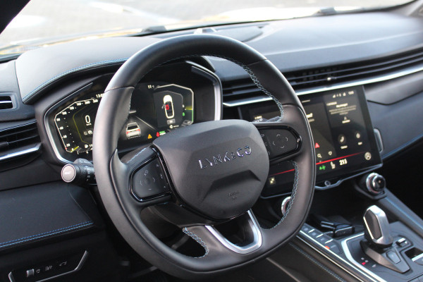 Lynk & Co 01 1.5-180pk AUTOMAAT ! Luxe hybride rijden voor een reëel bedrag ! Trekgewicht 1.800kg ! Autm. airco, navigatie, telefoonvoorb., metallic lak, LM wielen, elektr. panodak, camera 360gr., adaptieve cruise cntrl., LED verlichting, Apple carplay/Android auto etc etc