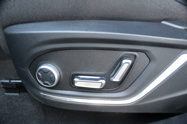 Lynk & Co 01 1.5-180pk AUTOMAAT ! Luxe hybride rijden voor een reëel bedrag ! Trekgewicht 1.800kg ! Autm. airco, navigatie, telefoonvoorb., metallic lak, LM wielen, elektr. panodak, camera 360gr., adaptieve cruise cntrl., LED verlichting, Apple carplay/Android auto etc etc