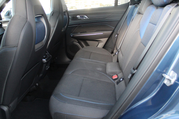 Lynk & Co 01 1.5-180pk AUTOMAAT ! Luxe hybride rijden voor een reëel bedrag ! Trekgewicht 1.800kg ! Autm. airco, navigatie, telefoonvoorb., metallic lak, LM wielen, elektr. panodak, camera 360gr., adaptieve cruise cntrl., LED verlichting, Apple carplay/Android auto etc etc