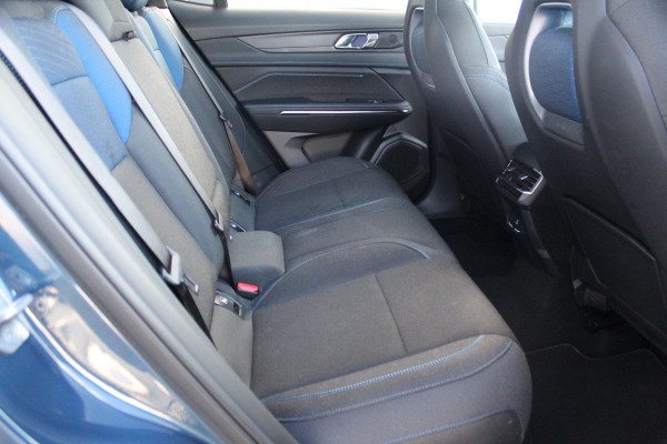 Lynk & Co 01 1.5-180pk AUTOMAAT ! Luxe hybride rijden voor een reëel bedrag ! Trekgewicht 1.800kg ! Autm. airco, navigatie, telefoonvoorb., metallic lak, LM wielen, elektr. panodak, camera 360gr., adaptieve cruise cntrl., LED verlichting, Apple carplay/Android auto etc etc