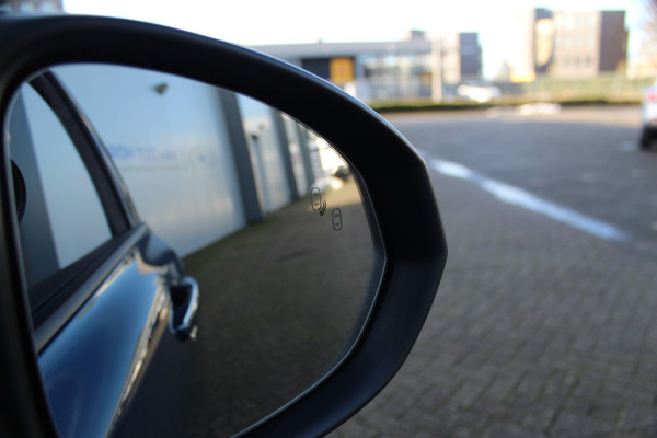 Lynk & Co 01 1.5-180pk AUTOMAAT ! Luxe hybride rijden voor een reëel bedrag ! Trekgewicht 1.800kg ! Autm. airco, navigatie, telefoonvoorb., metallic lak, LM wielen, elektr. panodak, camera 360gr., adaptieve cruise cntrl., LED verlichting, Apple carplay/Android auto etc etc