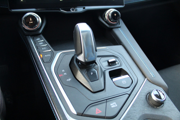 Lynk & Co 01 1.5-180pk AUTOMAAT ! Luxe hybride rijden voor een reëel bedrag ! Trekgewicht 1.800kg ! Autm. airco, navigatie, telefoonvoorb., metallic lak, LM wielen, elektr. panodak, camera 360gr., adaptieve cruise cntrl., LED verlichting, Apple carplay/Android auto etc etc