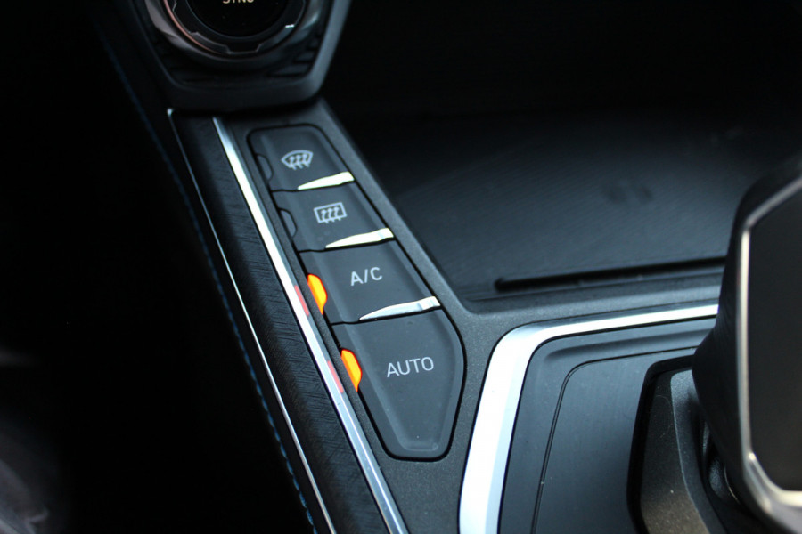 Lynk & Co 01 1.5-180pk AUTOMAAT ! Luxe hybride rijden voor een reëel bedrag ! Trekgewicht 1.800kg ! Autm. airco, navigatie, telefoonvoorb., metallic lak, LM wielen, elektr. panodak, camera 360gr., adaptieve cruise cntrl., LED verlichting, Apple carplay/Android auto etc etc