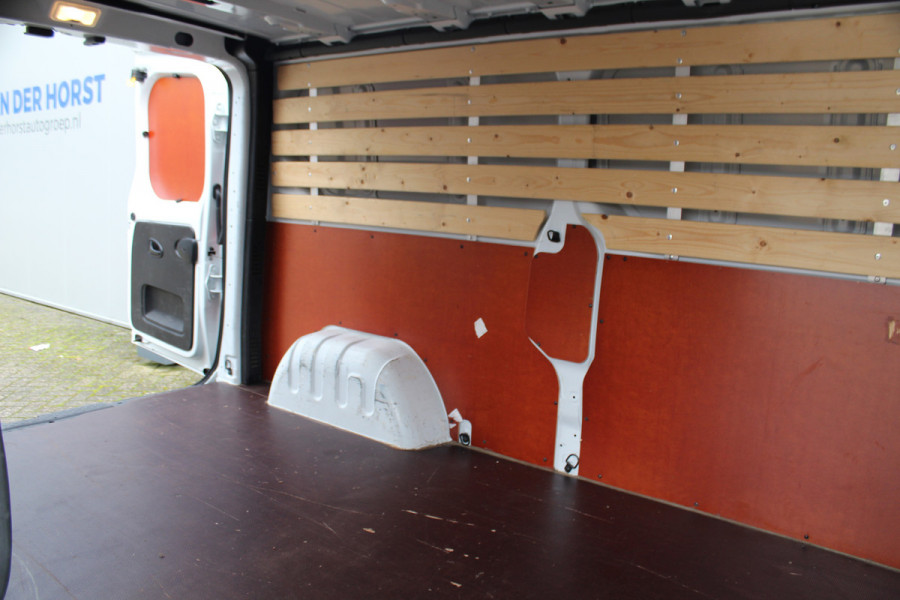 Renault Trafic 2.0-130pk dCi T30 L2H1. Dames en heren ondernemers opgelet ! Erg nette Renault Trafic met slechts 45.000km ! Airco, cruise control,  trekhaak, laadruimte betimmerd, telefoonvoorb., bijrijdersbank, centrale vergr. afstand bediend etc, etc