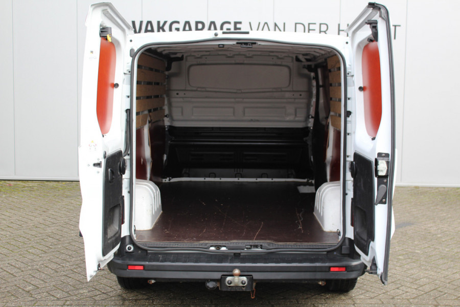 Renault Trafic 2.0-130pk dCi T30 L2H1. Dames en heren ondernemers opgelet ! Erg nette Renault Trafic met slechts 45.000km ! Airco, cruise control,  trekhaak, laadruimte betimmerd, telefoonvoorb., bijrijdersbank, centrale vergr. afstand bediend etc, etc