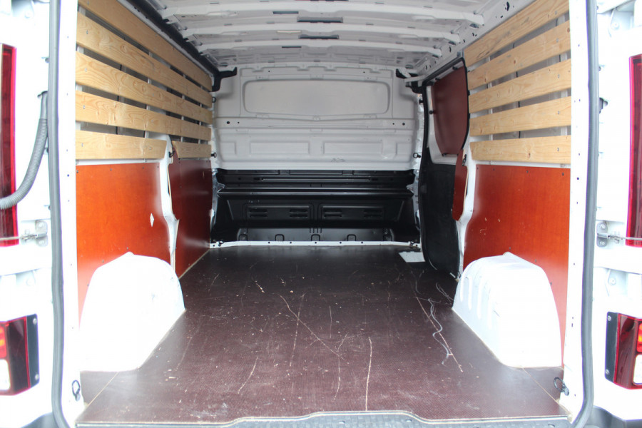 Renault Trafic 2.0-130pk dCi T30 L2H1. Dames en heren ondernemers opgelet ! Erg nette Renault Trafic met slechts 45.000km ! Airco, cruise control,  trekhaak, laadruimte betimmerd, telefoonvoorb., bijrijdersbank, centrale vergr. afstand bediend etc, etc