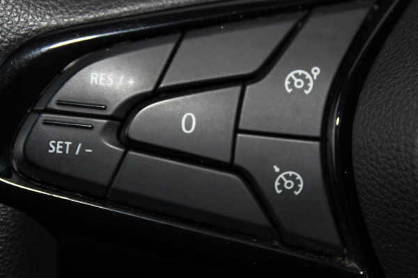 Renault Trafic 2.0-130pk dCi T30 L2H1. Dames en heren ondernemers opgelet ! Erg nette Renault Trafic met slechts 45.000km ! Airco, cruise control,  trekhaak, laadruimte betimmerd, telefoonvoorb., bijrijdersbank, centrale vergr. afstand bediend etc, etc