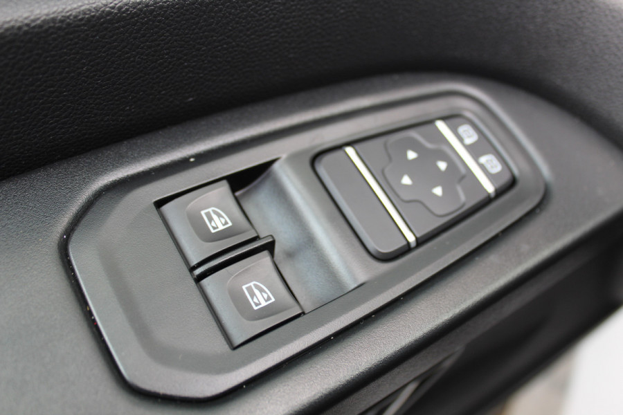 Renault Trafic 2.0-130pk dCi T30 L2H1. Dames en heren ondernemers opgelet ! Erg nette Renault Trafic met slechts 45.000km ! Airco, cruise control,  trekhaak, laadruimte betimmerd, telefoonvoorb., bijrijdersbank, centrale vergr. afstand bediend etc, etc