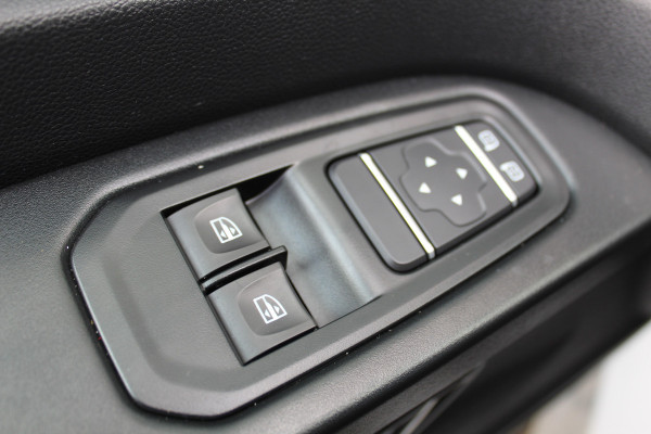 Renault Trafic 2.0-130pk dCi T30 L2H1. Dames en heren ondernemers opgelet ! Erg nette Renault Trafic met slechts 45.000km ! Airco, cruise control,  trekhaak, laadruimte betimmerd, telefoonvoorb., bijrijdersbank, centrale vergr. afstand bediend etc, etc