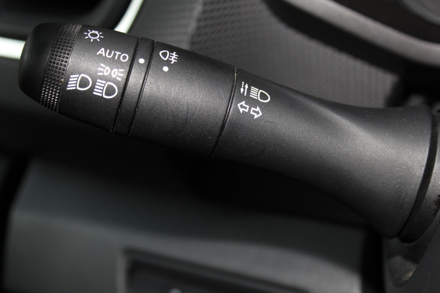 Renault Trafic 2.0-130pk dCi T30 L2H1. Dames en heren ondernemers opgelet ! Erg nette Renault Trafic met slechts 45.000km ! Airco, cruise control,  trekhaak, laadruimte betimmerd, telefoonvoorb., bijrijdersbank, centrale vergr. afstand bediend etc, etc