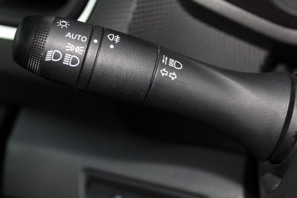 Renault Trafic 2.0-130pk dCi T30 L2H1. Dames en heren ondernemers opgelet ! Erg nette Renault Trafic met slechts 45.000km ! Airco, cruise control,  trekhaak, laadruimte betimmerd, telefoonvoorb., bijrijdersbank, centrale vergr. afstand bediend etc, etc